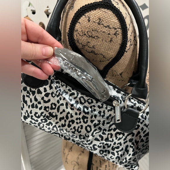 Primeware Animal Print Insulated Wine Clutch with Corkscrew - Picture 4 of 6